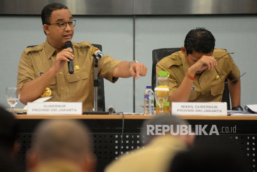 Gubernur DKI Jakarta Anies Baswedan memberikan tanggapan saat rapat pengenalan SKPD di Ruang Pola Blok G, Balai Kota, Jakarta, Selasa (17/10)