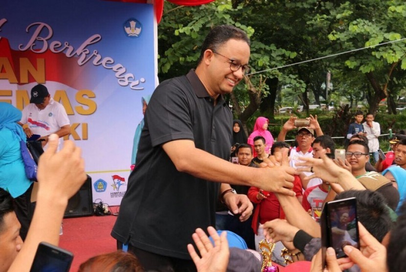 Gubernur DKI Jakarta Anies Baswedan membuka gerak jalan guru pendidikan anak usia dini (PAUD) bertajuk Gerak Jalan Pahlawan Emas di Monas Jakarta, Ahad (19/11).