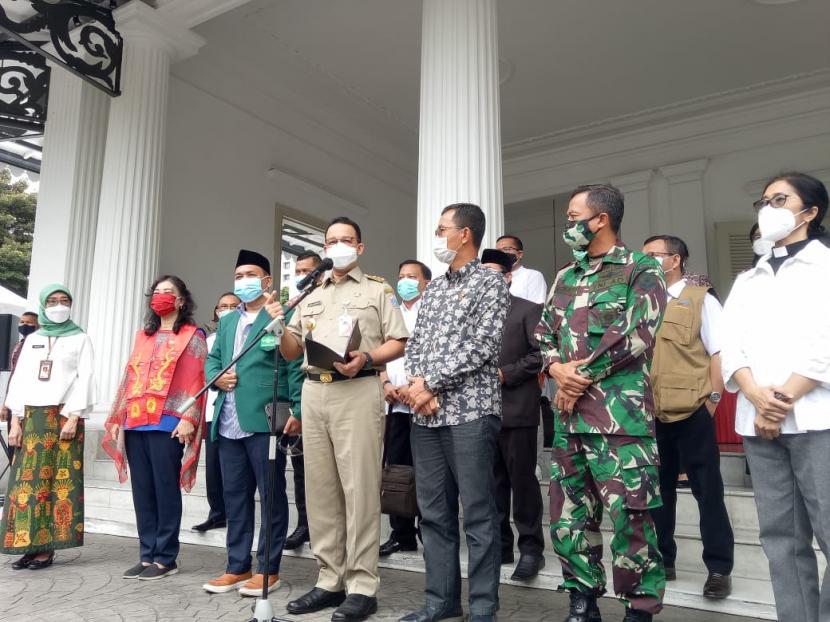 Gubernur DKI Jakarta Anies Rasyid Baswedan membuka pencanangan vaksinasi Covid-19 di Pendopo Balai Kota DKI ,Jakarta Pusat, Jumat (15/1). 