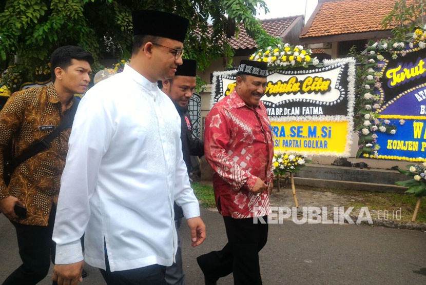 Gubernur DKI Jakarta Anies Baswedan mendatangi rumah duka AM Fatwa di Jalan Condet Pejaten, Jakarta Selatan, Kamis (14/12) 
