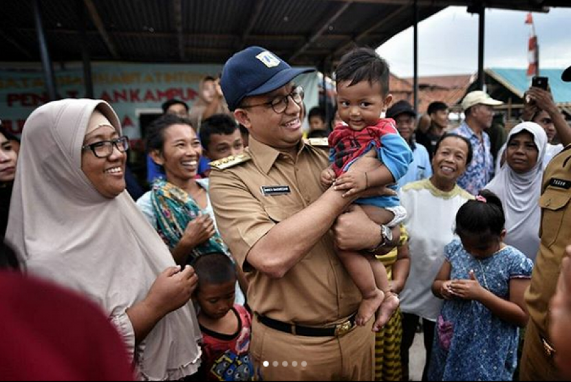 Gubernur DKI Jakarta, Anies Baswedan menggendong seorang anak (Ilustrasi)