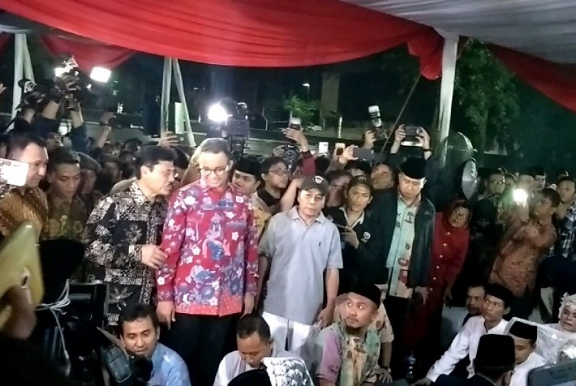 Gubernur DKI Jakarta Anies Baswedan menghadiri acara nikah massal di park and ride Jalan MH Thamrin, Jakarta Pusat, Ahad (31/12)