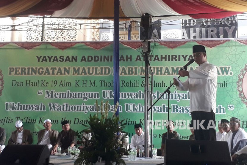 Gubernur DKI Jakarta Anies Baswedan menghadiri peringatan maulid Nabi Muhammad SAW di Masjid At-Taqwa At-Tahiriyah, Tebet, Jakarta Selatan, Ahad (19/11).