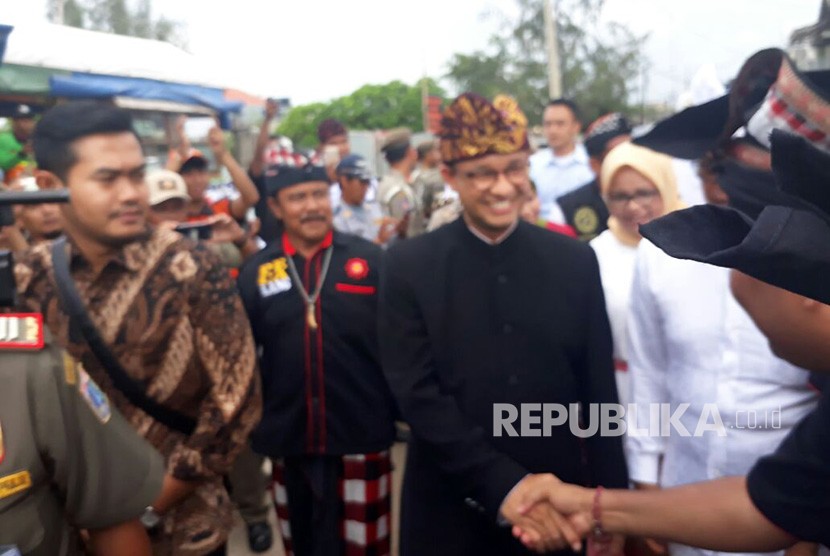 Gubernur DKI Jakarta Anies Baswedan menghadiri upacara melasti di tengah ribuan umat Hindu di Pura Segara, Cilincing, Jakarta Utara, Ahad (11/3).