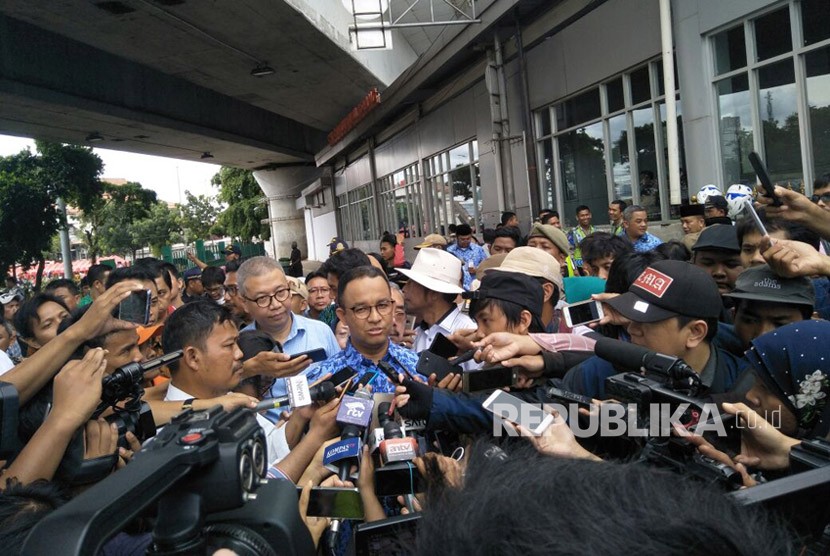 Gubernur DKI Jakarta, Anies Baswedan mengunjungi Jalan Jati Baru, Tanah Abang, yang mulai ditutup. Jumat (22/12).