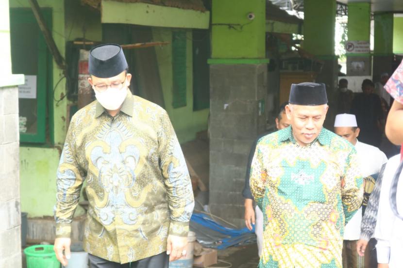 Gubernur DKI Jakarta, Anies Baswedan mengunjungi kediaman pimpinan PWNU Jawa Timur (Jatim) di Pondok Pesantren Sabilurrrosyad, Karangbesuki, Kota Malang, Jumat (12/11). 