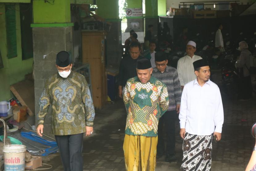 Gubernur DKI Jakarta, Anies Baswedan mengunjungi kediaman pimpinan PWNU Jawa Timur (Jatim) di Pondok Pesantren Sabilurrrosyad, Karangbesuki, Kota Malang, Jumat (12/11). 