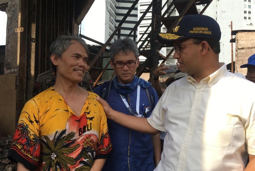 Gubernur DKI Jakarta Anies Baswedan mengunjungi lokasi kebakaran yang hanguskan ratusan rumah di Kampung Bandan RW 05, Ancol, Pademangan, Jakarta Utara pada Ahad (12/5).