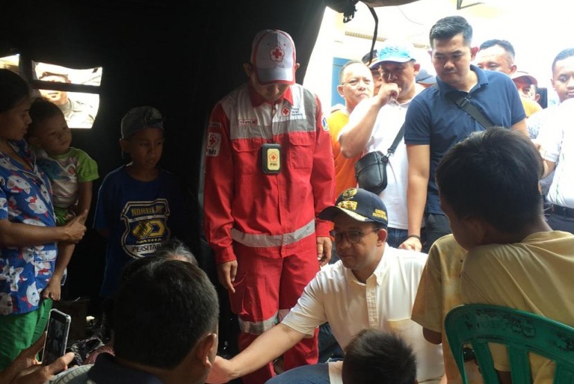 Gubernur DKI Jakarta Anies Baswedan mengunjungi lokasi kebakaran yang hanguskan ratusan rumah di Kampung Bandan RW 05, Ancol, Pademangan, Jakarta Utara pada Ahad (12/5).