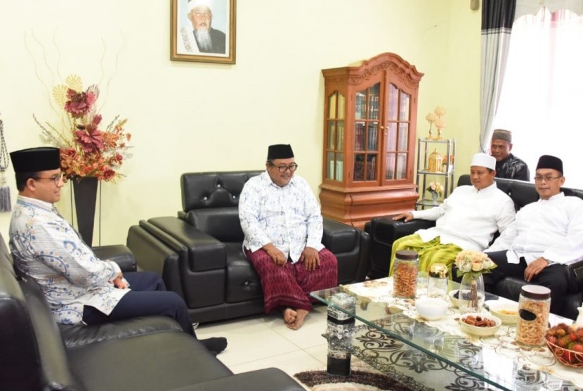 Gubernur DKI Jakarta Anies Baswedan mengunjungi Pesantren Cipasung dan Miftahul Huda Manonjaya, Tasikmalaya. 