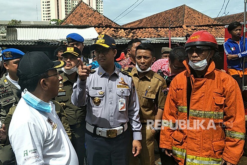 Gubernur DKI Jakarta Anies Baswedan meninjau kebakaran di Museum Bahari, Penjaringan, Jakarta Utara, Selasa (16/1).