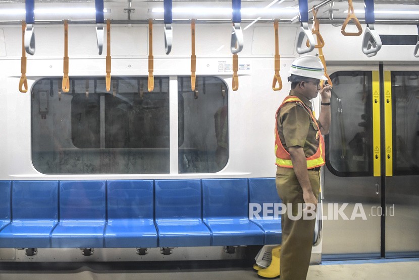 Gubernur DKI Jakarta Anies Baswedan meninjau kereta Mass Rapid Transit (MRT) Jakarta rute Bundaran HI-Lebak Bulus di Stasiun Bundaran HI, Jakarta. (Ilustrasi)