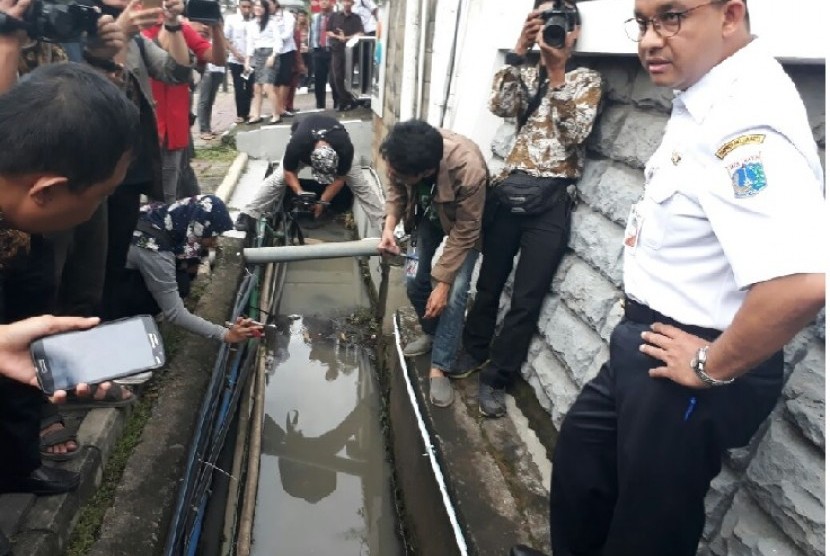 Gubernur DKI Jakarta Anies Baswedan meninjau lokasi banjir yang terjadi pada Senin (11/12) lalu di Jalan Rasuna Said, Kuningan, Jakarta Selatan, Rabu (13/12).
