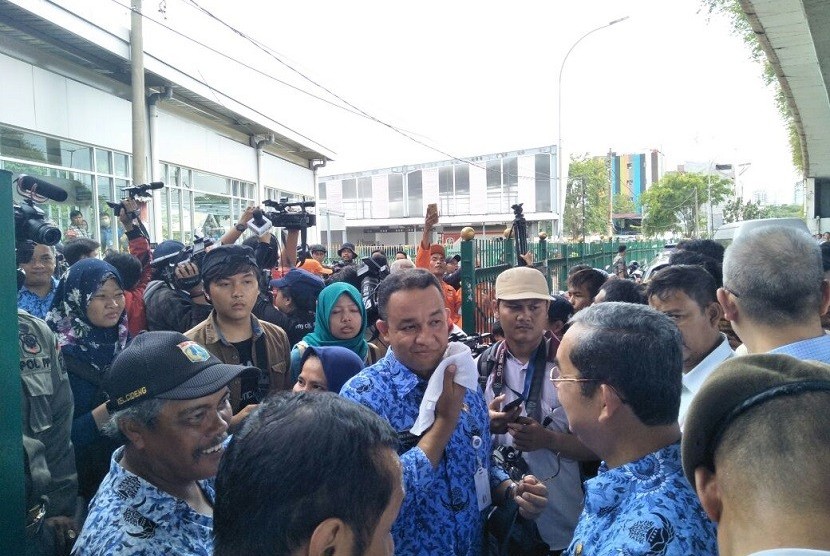 Gubernur DKI Jakarta Anies Baswedan meninjau pelaksanaan penataan kawasan Tanah Abang
