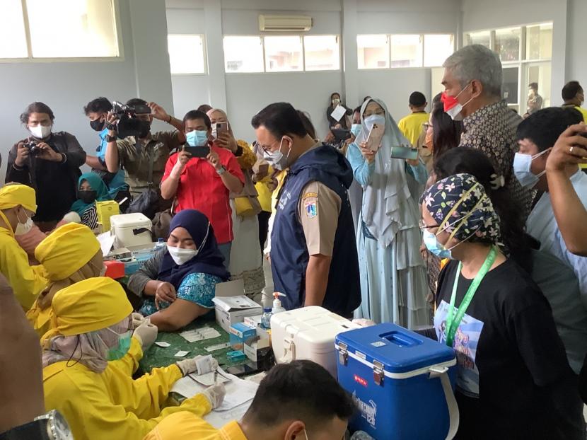 Gubernur DKI Jakarta, Anies Baswedan meninjau pelaksanaan sentra vaksinasi di SMP Bakti Mulya 400 Jakarta, Selasa (21/9).