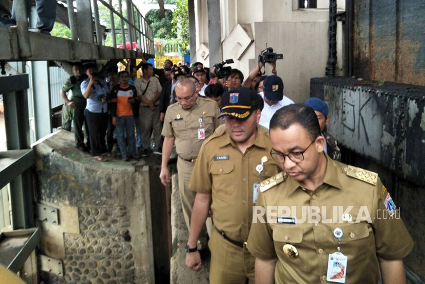 Gubernur DKI Jakarta, Anies Baswedan meninjau Pintu Air Manggarai, Menteng, Jakarta Pusat, Senin (5/2). 