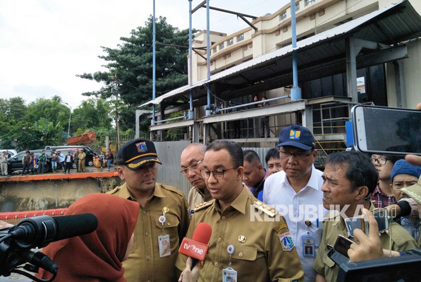 Gubernur DKI Jakarta, Anies Baswedan meninjau Pintu Air Manggarai, Menteng, Jakarta Pusat, Senin (5/2). 