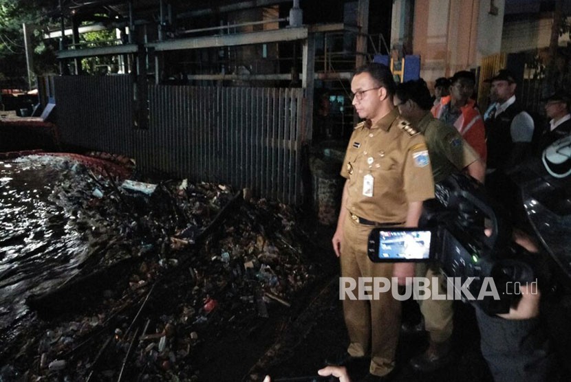 Gubernur DKI Jakarta, Anies Baswedan meninjau Pintu Air Manggarai untuk kali kedua, malam hari, Senin (5/2).