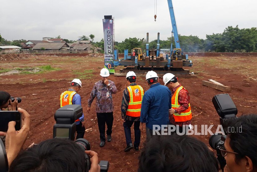 Gubernur DKI Jakarta Anies Baswedan menjadi peletak batu pertama (ground breaking) pembangunan rumah susun Klapa Village di Pondok Kelapa, Duren Sawit, Jakarta Timur, Kamis (18/1).