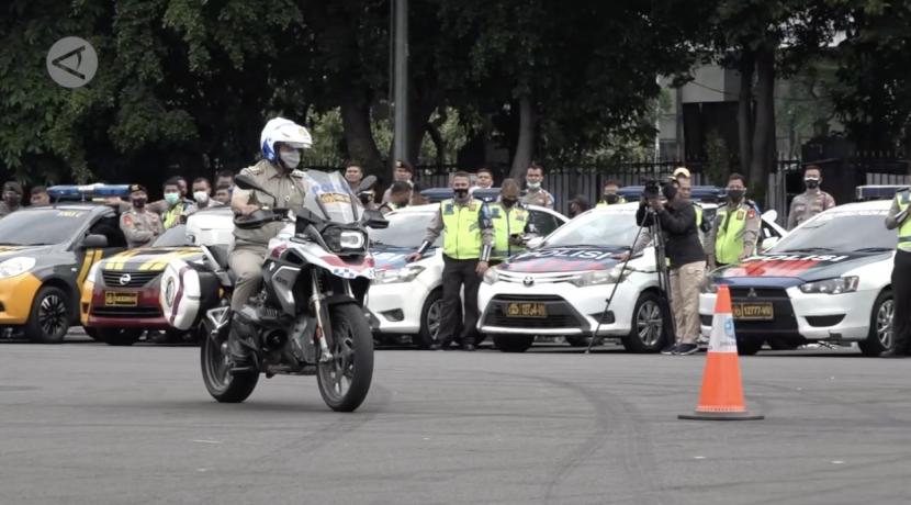 Gubernur DKI Jakarta Anies Baswedan menjajal motor Polisi saat apel Operasi Zebra yang dilakukan Polda Metro Jaya, di Lapangan Presisi, Mapolda Metro Jaya, Jakarta, Senin (15/11). 