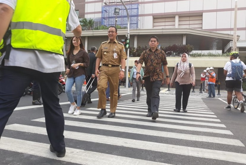 Gubernur DKI Jakarta Anies Baswedan menjajal Pelican Crossing di Jalan Thamrin kawasan Bunderan HI, Selasa (31/7).