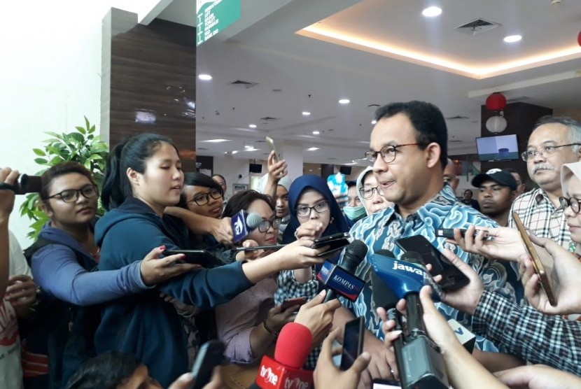 Gubernur DKI Jakarta Anies Baswedan menjenguk pasien demam berdarah dengue (DBD) di RSUD Pasar Minggu, Jakarta Selatan, Ahad (3/2).(Republika/Mimi Kartika)