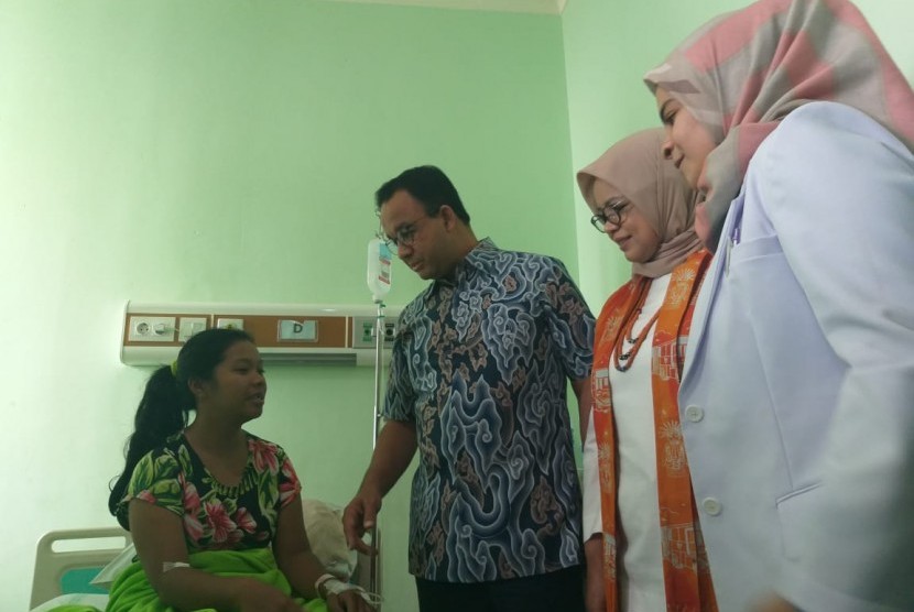 Gubernur DKI Jakarta Anies Baswedan menjenguk pasien demam berdarah dengue (DBD) di RSUD Pasar Minggu, Jakarta Selatan, Ahad (3/2).