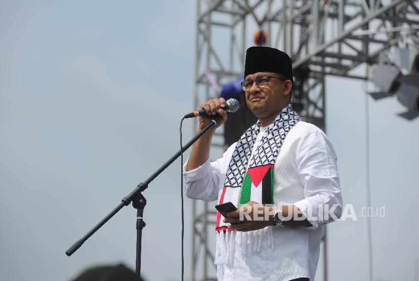 Gubernur DKI Jakarta Anies Baswedan menyampaikan pendapat dalam aksi solidaritas Palestina di Monumen Nasional, Jakarta, Ahad (17/12). 