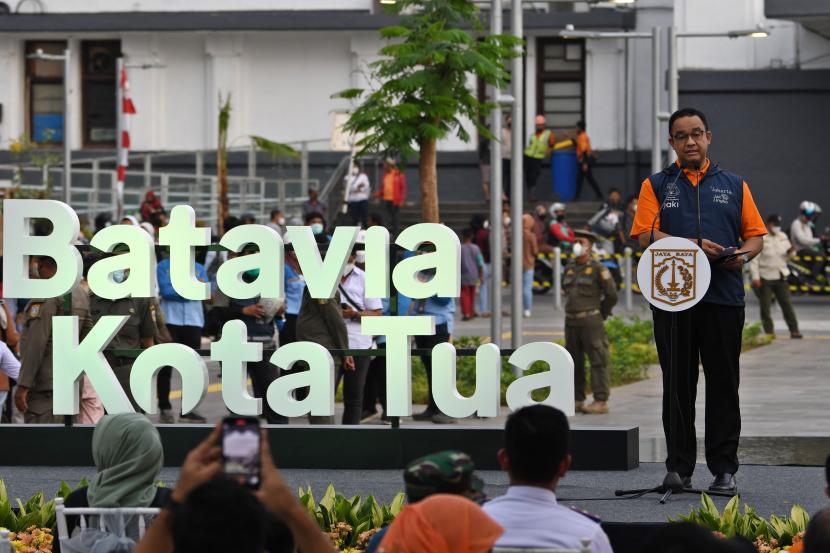 Gubernur DKI Jakarta Anies Rasyid Baswedan menyampaikan sambutan dalam pembukaan Festival Batavia Kota Tua, Jakarta Barat, Jumat (26/8/2022). 