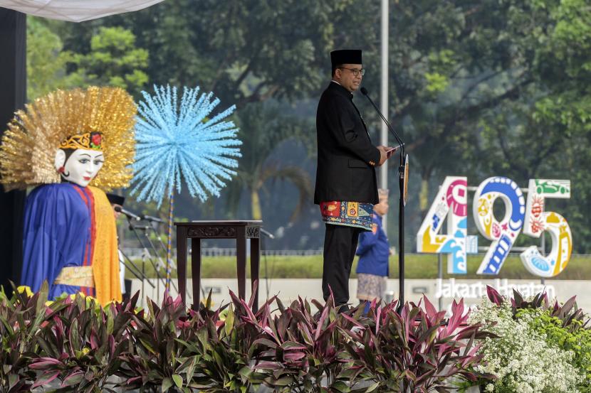 Gubernur DKI Jakarta Anies Baswedan menyampaikan sambutan pada upacara HUT ke-495 Kota Jakarta di kawasan Monas, Jakarta, Rabu (22/6/2022).