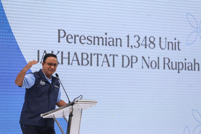 Gubernur DKI Jakarta Anies Baswedan menyampaikan sambutan saat peresmian rumah DP nol rupiah di Cilangkap, Jakarta Timur, Kamis (8/9/2022). Pemerintah DKI Jakarta meresmikan Rumah DP Nol rupiah tahap kedua yang sudah terbangun sebanyak 1.348 unit di Cilangkap, Jakarta Timur.