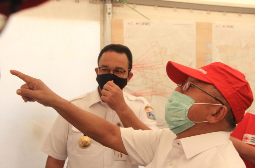 Gubernur DKI Jakarta Anies Baswedan (kiri)
