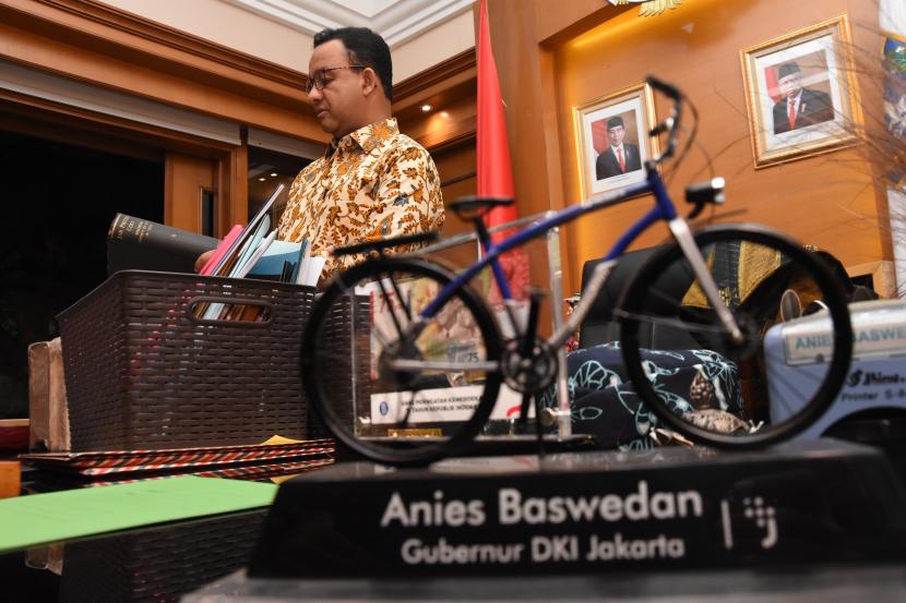 Gubernur DKI Jakarta Anies Baswedan merapikan beberapa berkas dan buku di ruang kerjanya, Balai Kota Jakarta, Jumat (14/10/2022). Anies akan purnatugas sebagai Gubernur DKI Jakarta pada Minggu (16/10). 