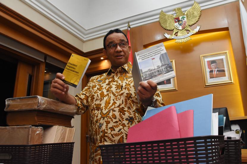 Gubernur DKI Jakarta Anies Baswedan merapikan beberapa berkas dan buku di ruang kerjanya, Balai Kota Jakarta, Jumat (14/10/2022). Anies akan purnatugas sebagai Gubernur DKI Jakarta pada Minggu (16/10). 