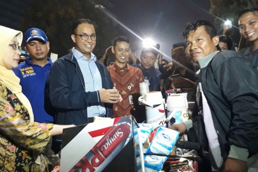 Gubernur DKI Jakarta Anies Baswedan merayakan malam tahun baru di Monas, Jakarta, Ahad (31/12).