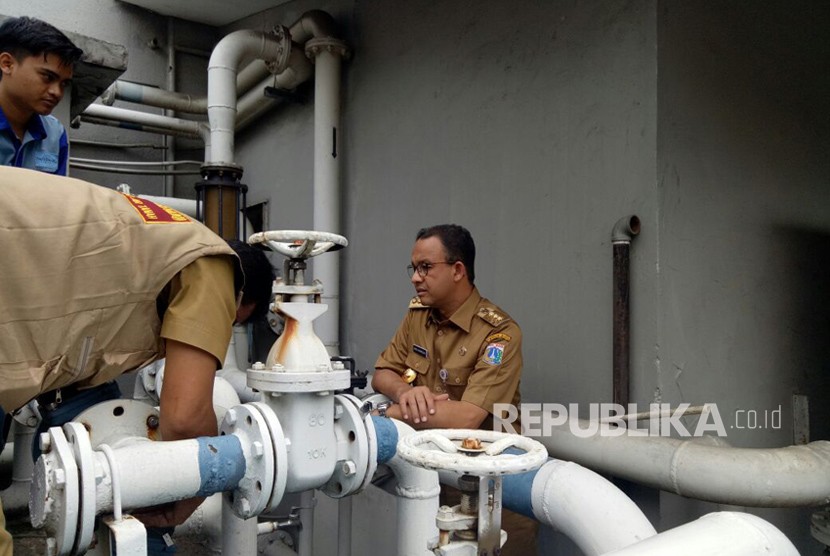 Gubernur DKI Jakarta Anies Baswedan merazia Hotel Sari Pan Pacific di Jalan MH Thamrin, Senin (12/3). Dalam razia penegakan aturan terkait penggunaan air tanah dan pengolahan air limbah tersebut Anies menyebut banyak yang dilanggar pihak manajemen hotel.