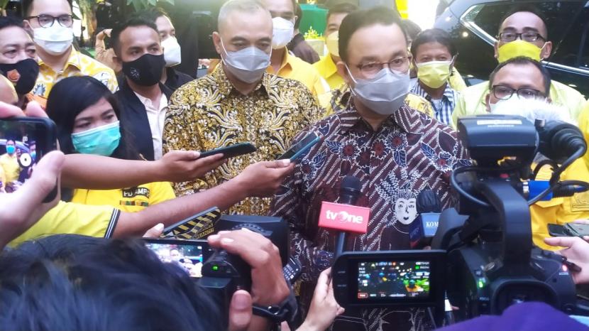 Gubernur DKI Jakarta Anies Baswedan saat ditemui di DPD Golkar DKI, Jakarta, Ahad (31/10). 