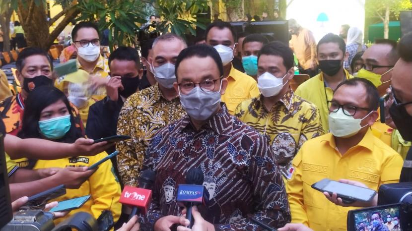 Gubernur DKI Jakarta Anies Baswedan saat ditemui di DPD Golkar DKI, Jakarta, Ahad (31/10). 