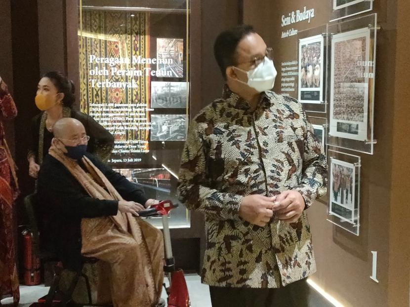 Gubernur DKI Jakarta Anies Baswedan saat melihat koleksi yang dipajang di Galeri Museum Rekor Indonesia.