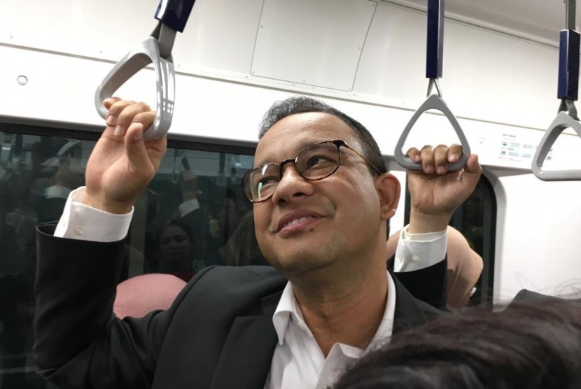 Gubernur DKI Jakarta Anies Baswedan saat meninjau Stasiun MRT Bundaran HI, Selasa (2/4).