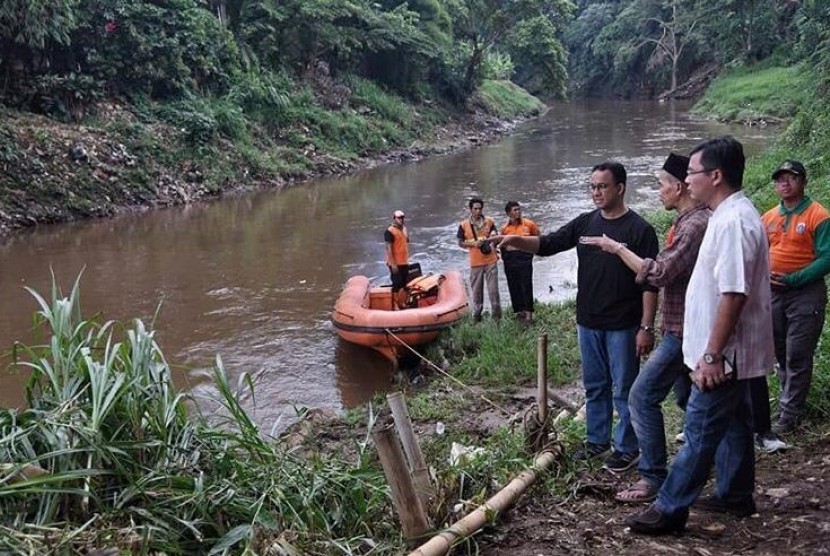 Gubernur DKI Jakarta Anies Baswedan saat meninjau Sungai Ciliwung.