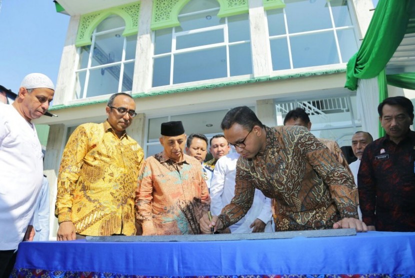 Gubernur DKI Jakarta Anies Baswedan saat meresmikan Masjid Al Irsyad Al Islamiyyah di Rutan Wanita Pondok Bambu, Jakarta Timur, Sabtu (12/5).  