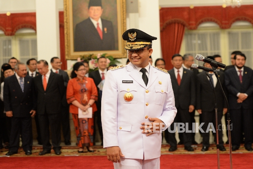  Gubernur DKI Jakarta Anies Baswedan sebelum Upacara Pelantikan Gubernur DKI Jakarta oleh Presiden Joko Widodo di Istana Negara, Jakarta, Senin (16/10).