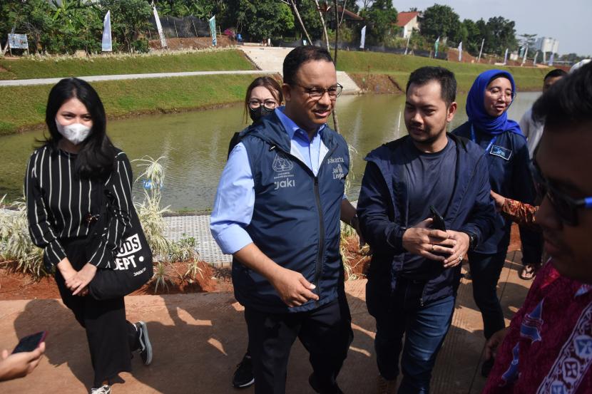 Gubernur DKI Jakarta Anies Rasyid Baswedan berbincang dengan warga di sela pembukaan Ruang Limpah Sungai Brigif Atas di Jagakarsa, Jakarta Selatan, Kamis (6/10/2022). 