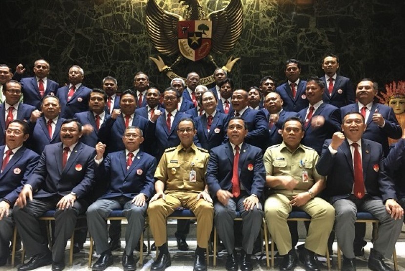 Gubernur DKI Jakarta Anies Baswedan (tengah) berfoto bersama Ketua Umum KONI Pusat Tono Suratman (ketiga kanan) dan kepengurusan baru KONI DKI Jakarta periode 2017-2021.