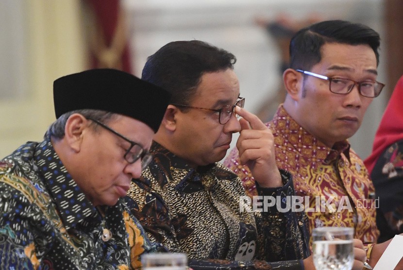 Gubernur DKI Jakarta Anies Baswedan (tengah) bersama Gubernur Banten Wahidin Halim (kiri) dan Gubernur Jawa Barat Ridwan Kamil (kanan) mengikuti rapat pencegahan dan penanganan dampak banjir yang dipimpin oleh Presiden Joko Widodo di Istana Merdeka, Jakarta, Rabu (8/1/2020). 