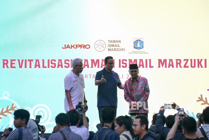 Gubernur DKI Jakarta Anies Baswedan (tengah) didampingi Direktur Utama PT Jakarta Propertindo (Jakpro) Dwi Wahyu Daryoto (kiri) dan perwakilan Budayawan Salim Said (kanan) berfoto bersama seusai melakukan groundbreaking proyek revitalisasi Taman Ismail Marzuki (TIM) Jakarta, Rabu (3/7/2019). 