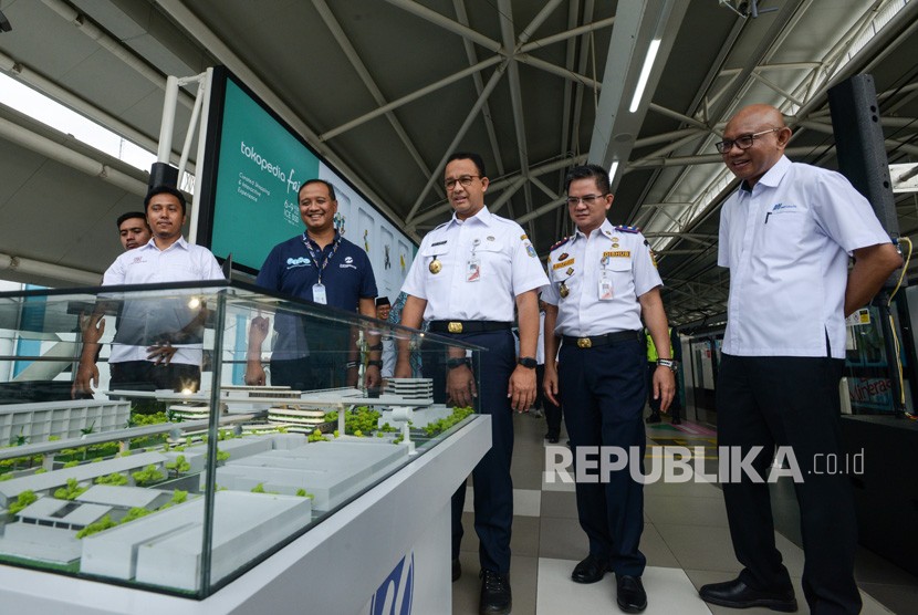 Gubernur DKI Jakarta Anies Baswedan (tengah) didampingi Dirut PT Transjakarta Agung Wicaksono (kedua kiri), Kepala Dinas Perhubungan DKI Jakarta Syafrin Liputo (kedua kanan) dan Dirut PT MRT Jakarta William Sabandar (kanan) melihat maket jembatan layang di Stasiun MRT ASEAN, Jakarta, Rabu (22/1/2020). 