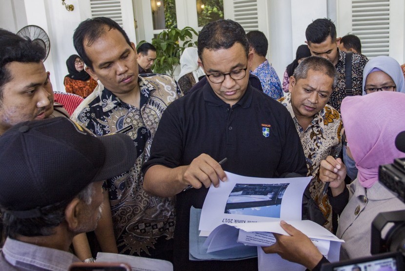 Gubernur DKI Jakarta Anies Baswedan (tengah) menerima pengaduan warga, di Balai Kota, Jakarta, Jumat (20/10). 
