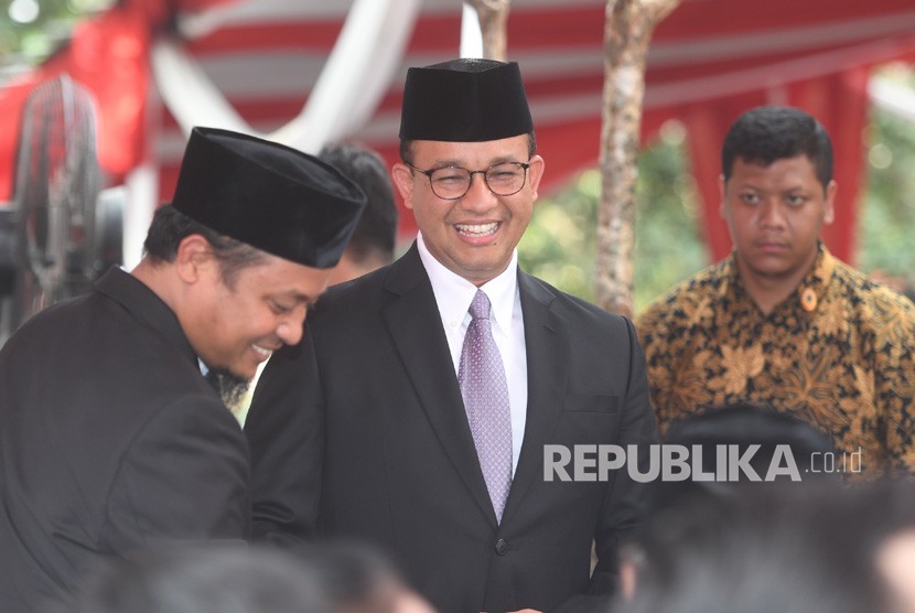 Gubernur DKI Jakarta Anies Baswedan (tengah) 